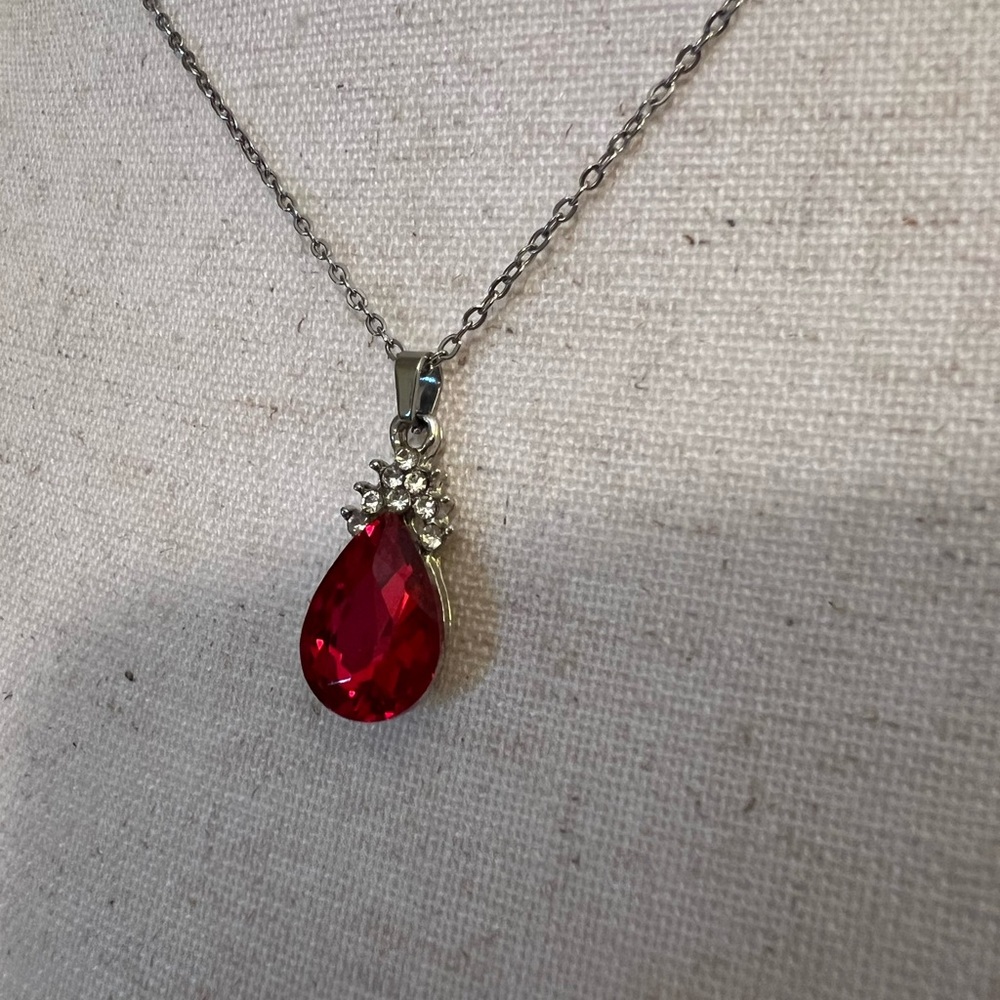 Red Teardrop Pendant Necklace NWOT - Picture 4 of 5